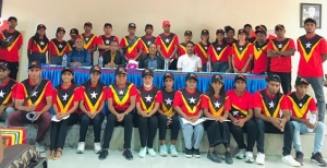 Hafoin asina deklarasaun, Traballadór na’in 78 ne’ebé atu servisu iha Australia foto hamutuk ho Diretór Nasional Empregu Estranjeiru, João Correia Pereira no Sekretáriu Estadu Formasaun Profesional no Empregu, Rogério Araújo Mendonça, iha Salaun SEFOPE, Kaikoli, Dili, (30/11/23). FOTO:INDEPENDENTE/Graça .
