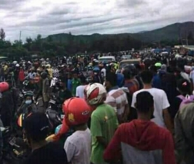 Komunidade husu autoridade seguransa iha pontu entrada Tasi-tolu hodi sai husi serka sanitaria Dili. Foto Independente.