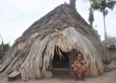 Inan falun Marcelina Teon idade 60 tur hela iha uma lulik Usitako nia odamatan ho ain tanan, iha Aldeia, Tulaika, suku Lifau, sub Rejiaun Pante Makasar, Rejional RAEOA, Kinta (23/02), FOTO INDEPENDENTE/ Domingos Gomes