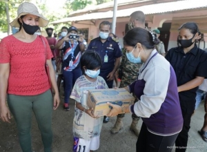 Espoza Prezidente Repúblika Cidália Nobre L.M. Guterres fo apoiu solidariedade ba vitima sira husi inundasaun, iha BTN, Suku Fatuhada Dili.  Foto GPR.