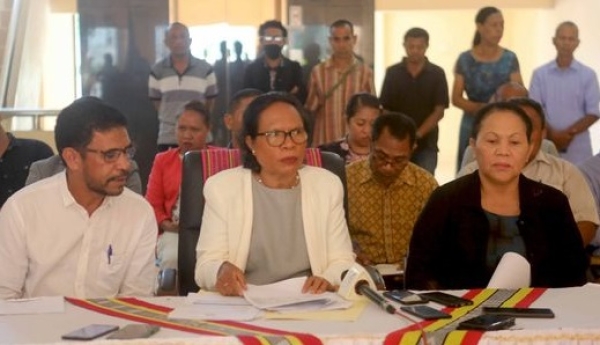 Ministra Solidariedade Sosiál no Inkluzaun (MSSI), Verónica das Dores, hato’o iha halo konferénsia impresa ho média sira hodi hato’o povu doben Timor-Leste relasiona ho karta ne’ebé haktuir husi Banco Nacional Comércio Timor-Leste (BNTCL) iha dia 14/11/2023 ne’ebé notifika katak pagamentu ba bolsa da mãe kondisionál no pagamentu pensaun sosiál ba faze daruak ba idozu no invalidus ninian daudaun ne’e Institutu Nasionál Seguransa Sosiál (INSS) hahú halo pagamentu husi kedas postu administrativu sei ba to’o suku no tuir data ne’ebé BNCTL fó sai. Foto:Media MSSI.