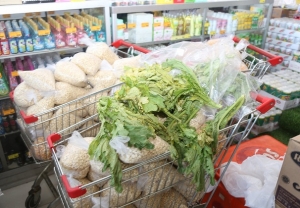 Aihan Sesta Bazika dodok ne&#039;ebe CAC prende iha supermerkadu Dili Mart Komoro. Foto CAC. 