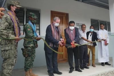 Forsa Naval-EUA hamutuk ho Vise-MEJD, Diretor eskola no mos Padre, halo inagurasaun ba Eskola ESG, N--02 Vila-Nova, Baukau, tersa (21/12). Foto: Media Gabineti MEJD.