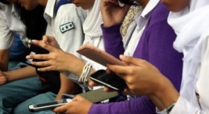 Estudante sira uza telemovel Android iha horas eskola