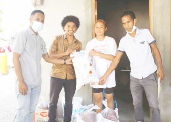 Hafoin akompaña istoria kona-ba Milca Henrique Ximenes ne’ebé Jornal INDEPENDENTE públika, ekipa Ministeriu Solidariedade Sosial no Inkluzaun Munisipiu Dili, oferese apoiu iha ninia rezidensia, Sabraka Laran, Kinta (07/09). FOTO: INDEPENDENTE/Domingos Gomes.