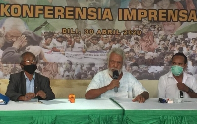 Xanana ho nia advogadu sira iha konferensia ba imprensa. Foto Jonio da Costa/INDEPENDENTE