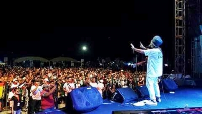  Embaixadór Reggae Ras Muhamad anima komunidade Kefa no Oekosi iha Festivál Cross Border. Foto: Kontributór 