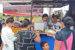 Vizitante sira hakbesik hela hodi sosa aihan lokal ne&#039;ebe Grupo Negosiu sira faan iha feira, iha Darsula. Foto: Agostino/INDEPENDENTE.