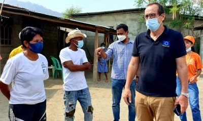 Embaixadór Uniaun Europeia Andrew Jacob hamutuk ho Diretór CARE Internasional, Peter Goodfellow hala’o vitiza hodi haree direita situasaun komunidade sira nian iha sentu akollamentu. Foto: Media UE.