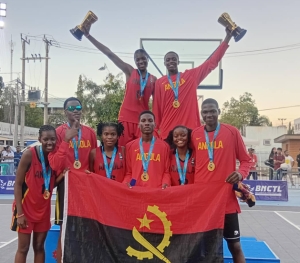 Ekipa angola husi  modalidade basketból, husi kategoria feto no mane  selebra hela vitoria ne&#039;ebé konkista. (25/07/25). Foto: INDEPENDENTE/ Vascolino