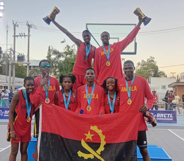 Ekipa angola husi  modalidade basketból, husi kategoria feto no mane  selebra hela vitoria ne'ebé konkista. (25/07/25). Foto: INDEPENDENTE/ Vascolino