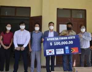 Embaxador Korea ba Timor-Leste, simbolikamente entrega osan dolar amerikarihun $100, ba SEPS, Joaquim Gusmao dos Reis Martins, iha edifisiu SEPS, Kaikoli Dili. Foto Gab. SEPS.