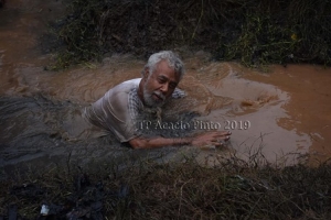 Eis Prezidente Republika no Primeiru Ministru Xanana Gusmao hamoos fo&#039;er iha baleta iha area Kaikoli. FOTO: Acacio Pinto