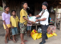 Prezidénsia Repúblika liu husi Diresaun Sosiédade Sivíl no Asuntu Sosiál fasilita husi Institutu Defeza Direitu Labarik (INDDICA) apoia nesesidade bázika ba oan kiak na'in-6, iha suku Daisua, Postu Administrativu Same, Munisípiu Manufahi. Foto: Media Gabinete PR.