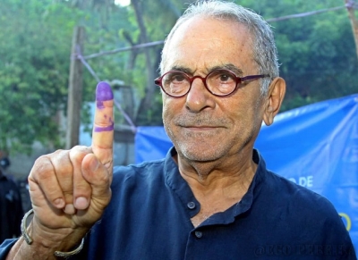 Kandidatu PR 2022-2027, Jose Ramos Horta foti liman hafoin ezerse nia direitu votu, iha sentru votasaun Metiaut Dili, (19/3). Foto Aquino Gomes/Independente