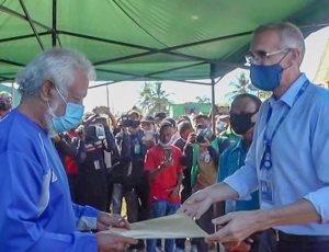 Delegadu ONU-OMS iha Timor-Leste entrega karta ba Lider Karismatiku Kay Rala Xanana Gusmao, iha Sentru Izolamentu Vera Crus nia oin, kuarta (14/4). 