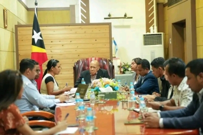 Ministru Prezidénsia Konsellu Ministru, Agio Pereira, horseik (tersa), iha Palásiu Governu Dili, hasoru malu ho Koordenadór UPI, Ministériu Planeamentu no Investimentu Estratéjiku, Epi Orleães ho nia ekipa, hodi koordena preparasaun Governu 2027-2030 ni’an planu médiu prazu ba setór enkuadramentu institusionál. FOTO: MPCM.