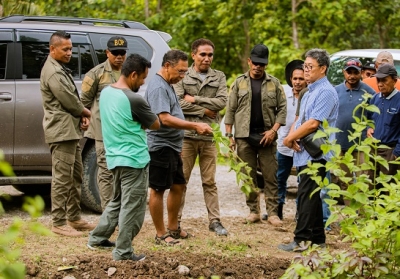 Ministru Obras Publikas, Samuel Marçal hamutuk Diresaun Unidade Inspesaun Verfikasaun no Pagamentu (DUIVP), Diresaun Ponte no Estrada (DPE) haree direta estrada Lugatoi, iha suku Caraubalu, Munisípiu Vikeke,  ne’ebé tempu udan sempre difikulta movimentu transporte. Foto:Media Gabinete MOP.