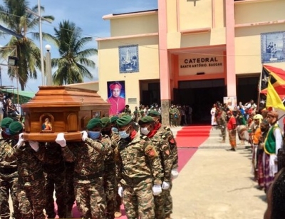 Soldadu Militar lori sai Amu Bispo Dom Basilio nia mate isin husi Igreja Katedral Sao Jose Baukau hodi sarani sira fo omenajen ikus. Foto Kontribuidor.