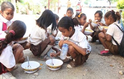 Estudante sira asesu ba merenda eskolar. Foto:Dok/INDEPENDENTE.