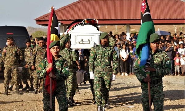 Mate Isin Saudozu Lucas Da Costa "Lehe Mau/Rama Metan" To'o iha Jardin Heroi ba Pátria Metinaru, Simu Husi Pelotaun ida husi F-FDTL ho Estandarte Bandeira RDTL no FALINTIL hodi Halót iha Fatin Deskansa Eterna, Metinaru (09/09). FOTO: INDEPENDENTE/Jónio Da Costa