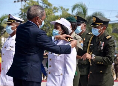 Ministru Defeza Filomeno Paixao, tula hela deviza ba Maria Fatima Xavier, iha area AERO nian ba Alferes. Foto:Independente.