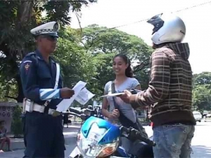 membru Polisia Transito halo hela cek point iha kapital Dili. 